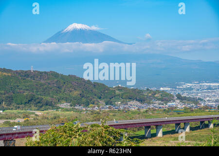 Blick auf den wunderschönen Fuji-san in Clear Sky Tag von Country Road in Japan gesehen Stockfoto