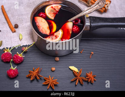 Glühwein im Aluminium Pfanne mit Griff Stockfoto