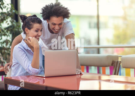 Zwei freie im Coffee Shop, Nomad Arbeiter konzeptionelle, Paar arbeiten gemeinsam in ein Café mit Laptop Stockfoto