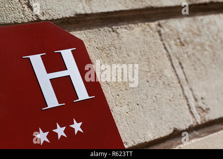 Hotel Schild an einer Wand Stockfoto