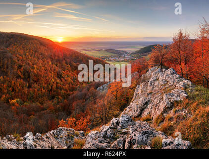 Panorama der Herbst Wald und Fels in der Slowakei Berg Stockfoto