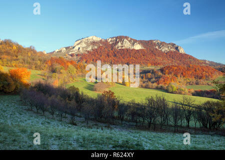 Blick auf Autumna Vrsatec und Vrsatecke Podhradie Dorf - Slowakei Stockfoto
