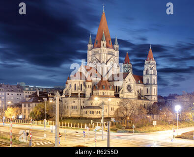 Heiliger Franz von Assisi Kirche und Donau in Wien, Österreich Stockfoto