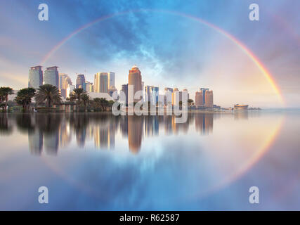 Skyline von West Bay, Doha City Centre während Regenbogen, Katar Stockfoto