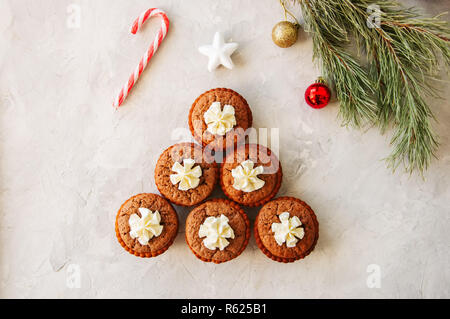 Brownie min Torten auf einem weißen Hintergrund. Festliches dessert Konzept Stockfoto