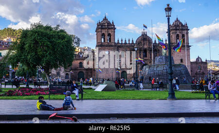 Blick auf die Plaza de Armas der magischen Cusco, die historische Hauptstadt des Inkareiches, Peru, Südamerika Stockfoto