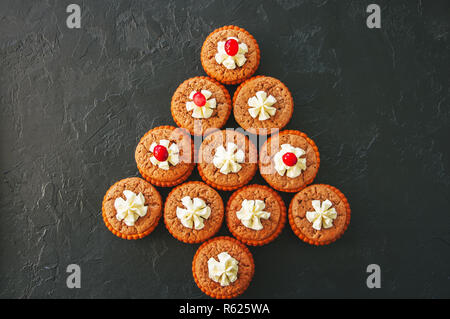 Brownie min Torten auf schwarzem Hintergrund. Stockfoto