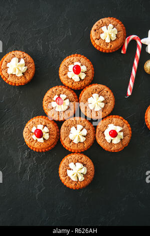 Brownie min Torten auf schwarzem Hintergrund. Stockfoto