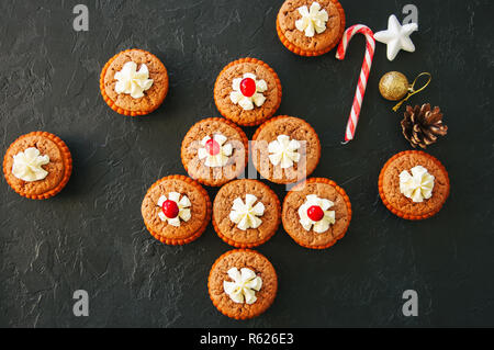 Brownie min Torten auf schwarzem Hintergrund. Stockfoto