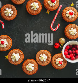 Brownie min Torten auf schwarzem Hintergrund. Stockfoto