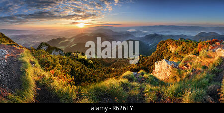 Berg Tal bei Sonnenaufgang. Natürliche Sommer Landschaft in der Slowakei Stockfoto