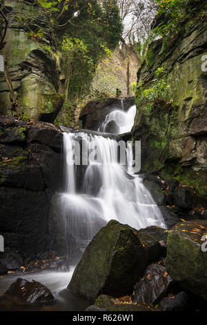 Wunderschöne Wasserfälle in der Lumsdale Tal, einem Gebiet des industriellen Erbes in der Nähe von Matlock, Derbyshire, England. Stockfoto