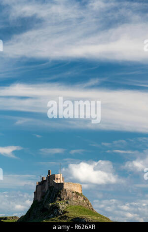 Holy Island (Lindisfarne) Burg, an der Küste von Northumberland. Die Burg liegt auf einem vulkanischen Hügel als Beblowe Craig bekannt, stammt aus dem 16. Jahrhun Stockfoto