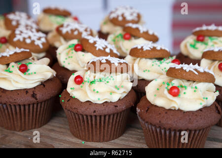 Cup Cakes dekoriert mit Streuseln und Schneeflocke Vereisung für Weihnachten Stockfoto