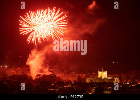 Feuerwerk statt in der Sele, einem Park in Hexham mit Flutlicht Abtei im Vordergrund, Northumberland, England Stockfoto