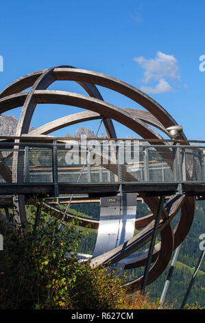 Große Sonnenuhr auf Elfer Berg, Neustift im Stubaital, Tirol, Österreich Stockfoto