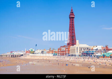 Strand von Blackpool Sommer und Blackpool Blackpool Großbritannien Leute am Sandstrand bei Blackpool Lancashire England UK GB Europa Stockfoto