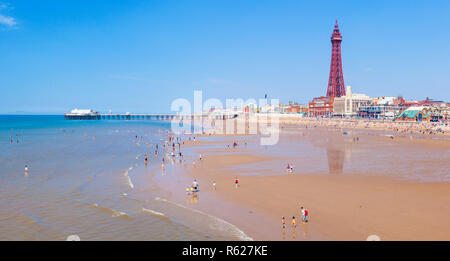 Strand von Blackpool Sommer Blackpool Tower und North Pier in Blackpool Großbritannien mit Menschen am Sandstrand Blackpool Lancashire England UK GB Europa Stockfoto