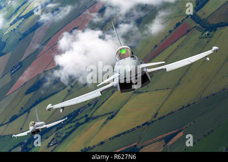 Royal Air Force (RAF) Eurofighter Typhoon im Flug. Eine zweimotorige, canard - delta wing, multirole Fighter. Im Royal International Air Tatt fotografiert. Stockfoto