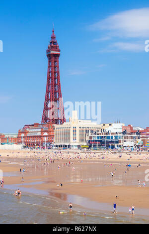 Blackpool Beach direkt am Meer Sommer und Blackpool Blackpool Großbritannien mit Menschen am Sandstrand bei Blackpool Lancashire England UK GB Europa Stockfoto