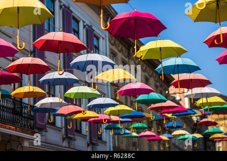 Bunte Sonnenschirme in den Himmel. Straße Dekoration Stockfoto