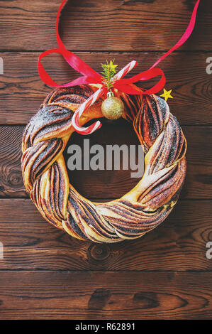 Schokolade swirl Brioche Kranz mit roter Schleife und Bälle. Stockfoto