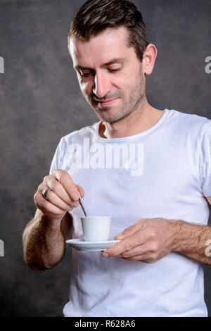 Dunkelhaarige Mann trinken espresso Stockfoto