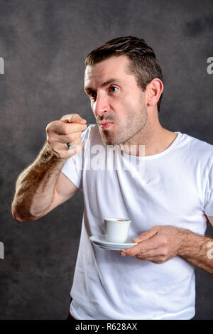 Dunkelhaarige Mann trinken espresso Stockfoto