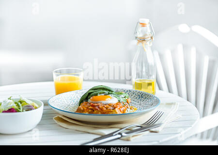 Rührei auf Fleisch mit Bratkartoffeln und Toast. Stockfoto