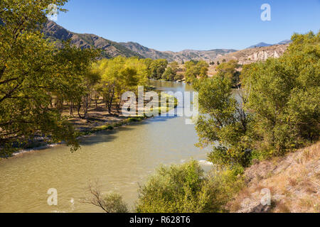 Malerische Landschaft des Kura in Samtskhe-Javakheti, Georgia. Sonnigen Tag der Beginn des Herbstes Stockfoto