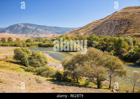 Malerische Landschaft des Kura in Samtskhe-Javakheti, Georgia. Sonnige Anfang Herbst Tag Stockfoto