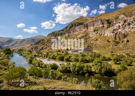 Kura und alte Höhle Kloster in Georgien Vardzia Stockfoto