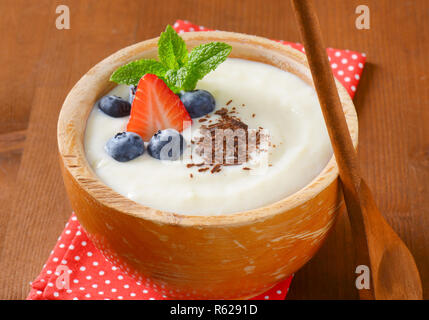 Schüssel mit Grießbrei mit Obst Stockfoto