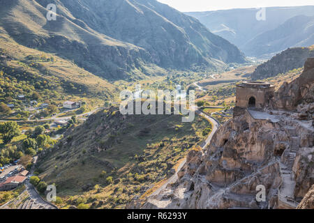 Schöne Landschaft des Kura River Valley aus Höhle Kloster Vardzia, Georgien Stockfoto