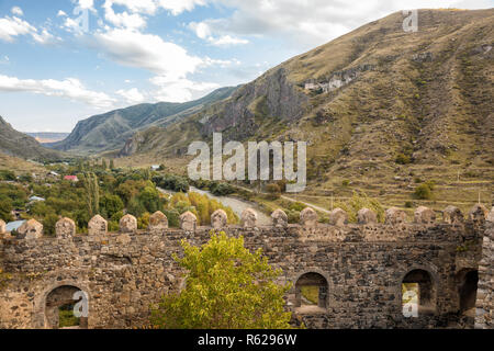 Schöne Aussicht von der Burg Khertvisi zum Tal der Kura, Georgien Stockfoto