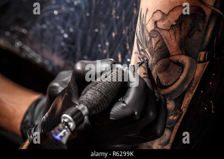Tattoo Künstler macht eine Tätowierung Stockfoto