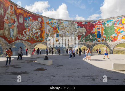 Cross Pass, Georgia - September 24, 2018: Bogen der Freundschaft der Völker auf die georgische Armee Straße, Touristen, Wahrzeichen und bewundern Sie die schönen Stockfoto