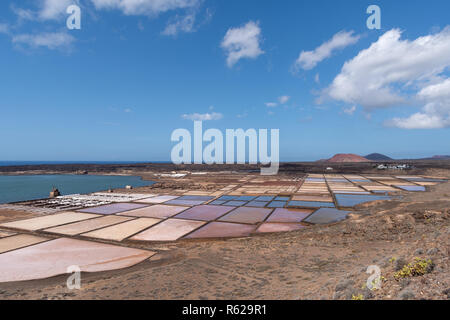 Natürliches Salz Verdunstung Teich auf der Insel Lanzarote in Salinas de Janubio, Kanarische Inseln, Spanien Stockfoto