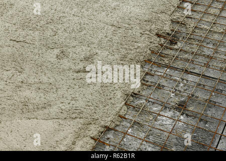 Frisch gezapftes Beton über Stahl Metalleinlage Gitter auf einer Baustelle in Großbritannien Stockfoto