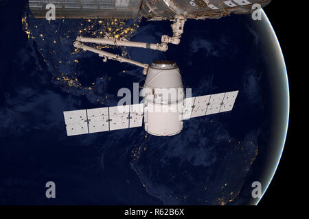 SpaceX Dragon Orbit des Planeten Erde. Stockfoto