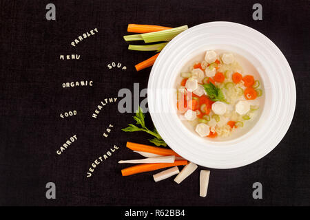 Gesunde Alphabet vegetarische Suppe. Stockfoto