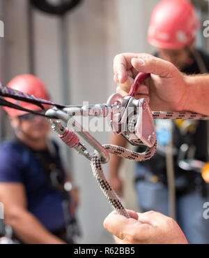 Mann mit Sicherheit carabines und Tools Stockfoto