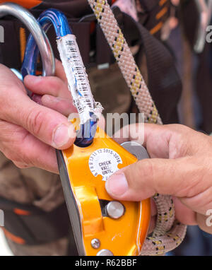 Mann mit Sicherheit carabines und Tools Stockfoto