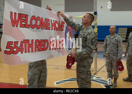 Flieger vom roten Pferd 554th Squadron hängen ein Zeichen zurück Ihre bereitgestellt wingmen Mai 4, 2017 Herzlich willkommen bei Andersen Air Force Base, Guam. Ninetytwo Flieger von der 554th RHS und zwei Flieger vom 36. Bauingenieur Squadron, bereitgestellt von Südwesten Asien September 2016, schwere Konstruktion Fähigkeit in der Region. Stockfoto
