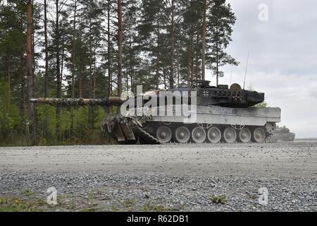 Team Deutschland Manöver Leopard 2A6 Panzer an den Startpunkt für die offensive Operation Lane während der starken Europa Tank Herausforderung (SETC) an der 7th Army Training Befehl Grafenwöhr Training Area, Deutschland, Mai 09, 2017. Die setc wird gemeinsam von der US-Army in Europa und der Deutschen Armee, Mai 7-12, 2017 gehostet wird. Der Wettbewerb soll eine dynamische Präsenz, Förderung der militärischen Partnerschaft Projekt, die Interoperabilität zu fördern, und bietet eine Umgebung für die gemeinsame Nutzung von Taktiken, Techniken und Verfahren. Platoons aus sechs NATO- und Partnerstaaten sind im Wettbewerb. Stockfoto