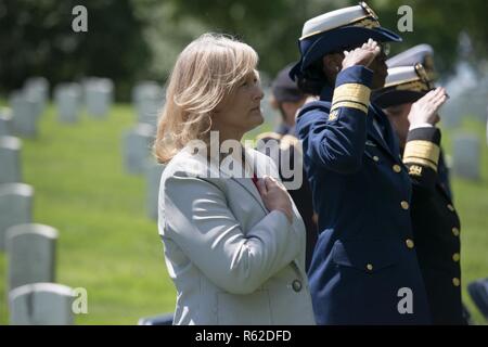 Milley Hollyanne, Gatte der Generalstabschef der Armee, General Mark Milley, macht während einer Kranzniederlegung Zeremonie auf dem Arlington National Cemetery in Virginia für nationale Krankenschwestern Woche, 8. Mai 2017. 1938 errichtet, die Granite statue ehrt die Krankenschwestern, die in der US-amerikanischen Streitkräfte im Ersten Weltkrieg gedient Stockfoto