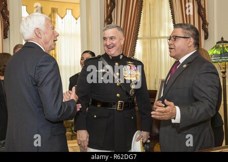 Von links, der Frau Abgeordneten Jack W. Bergman, United States Vertreter, 1. Kongress der Michigan Bezirk; US Marine Corps Gen. Glenn M. Walters, 34th stellvertretender Kommandant des Marine Corps; und der Herr Abgeordnete Salud Carbajal, United States, California's 24 Kongreßbezirk Tour das Haus des Kommandanten vor einem Abend Parade, Marine Barracks Washington, Washington, D.C., den 5. Mai 2017. Abend Paraden sind als Mittel zur Einhaltung der hohen Beamten statt, verehrte Bürger und Förderer des Marine Corps. Stockfoto