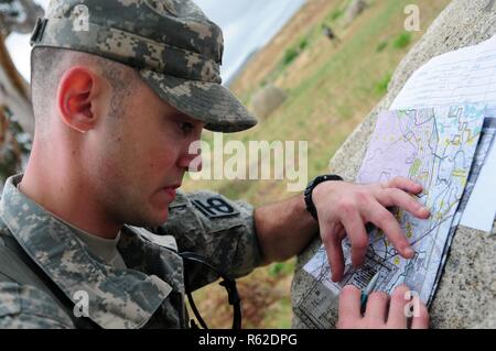 SPC. Justin Rafferty, Spezialist für Erdöl Versorgung mit der 910th Quartermaster Company, Plotten Punkte auf der Karte während der Navigation Kurs Land Teil der besten Krieger Wettbewerb veranstaltet von der 79. SSC in Camp Pendleton, Kalifornien, 6. Mai 2017.     Der US Army Reserve 79. Sustainment Support Command Gastgeber ihre 2017 besten Krieger Wettbewerbs in Camp Pendleton, Kalifornien, Mai 3-6. Die besten Krieger-Wettbewerb sucht die besten Kandidaten, der ein Soldat der US-Armee definiert durch Tests Soldaten körperlich und geistig. Der Wettbewerb bestand aus ein Soldat und eines der verkauften Stockfoto