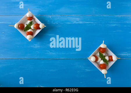 Zwei Platten der Spieße mit Mozzarella, Tomaten und Basilikum von oben gesehen Stockfoto