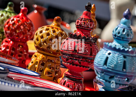 Orientalische Souvenirs in einem Markt Stockfoto